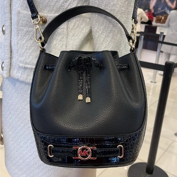 MICHAEL KORS 
Reed Medium Pebbled Leather Belted Bucket Messenger Satchel Crossb - Picture 3 of 14